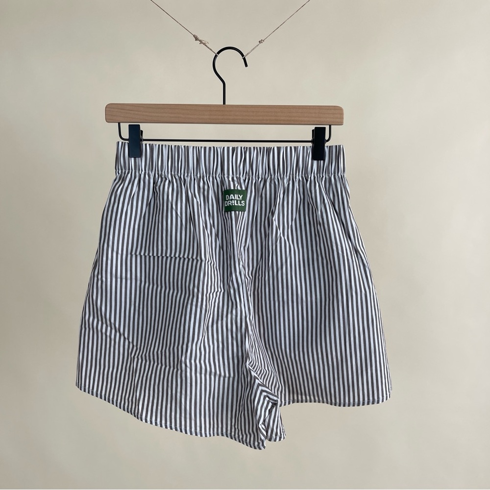 NWOT Daily Drills Cotton Poplin Resort Short in Khaki Brown White Stripe Beachy - Picture 3 of 3